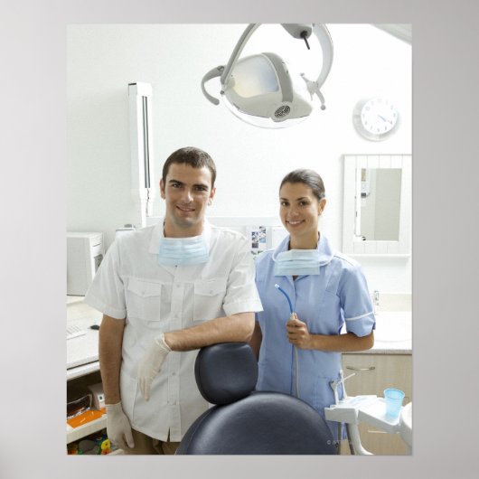 Poster Portrait du dentiste et de son assistant dans un (Devant)