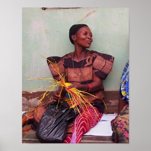 Poster Portrait d'une jolie femme ougandaise tissant un t (Devant)