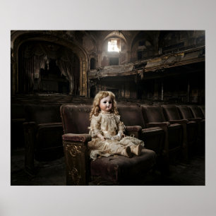 Poster Poupée en porcelaine dans un théâtre abandonné