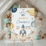 Poster Premier Voyage Autour Du Soleil Garçon Accueil Ann<br><div class="desc">Ce signe de bienvenue de fête d'anniversaire présente une conception spatiale avec un texte entièrement modifiable. Pour une personnalisation plus avancée de cette conception,  il suffit de cliquer sur le bouton "Customiser" ci-dessus.</div>