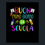 Poster Professeur Italien Heureux Premier Jour D'École Re<br><div class="desc">Professeur Italien Heureux Premier Jour De L'École Retour À L'École Cadeau. Un cadeau parfait pour votre père, maman, papa, hommes, femmes, amis et membres de la famille le jour de Thanksgiving, Noël, Fête des mères, Fête des pères, 4 juillet, 1776 Jour indépendant, Fête des anciens combattants, Fête de l'Halloween, Fête...</div>