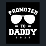 Poster Promu À Papa 2025 Faire-part de grossesse<br><div class="desc">Promoté Au Don De Faire-part De Grossesse Daddy 2025. Un cadeau parfait pour votre père, maman, papa, hommes, femmes, amis et membres de la famille le jour de Thanksgiving, Noël, Fête des mères, Fête des pères, 4 juillet, 1776 Jour indépendant, Fête des anciens combattants, Fête de l'Halloween, Fête de Patrick...</div>