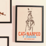 Poster Pun de chatte amusé à nu de chat Kangaroo Weirdcor<br><div class="desc">Préparez-vous à rire avec notre chemise "Cat-napped & Adored" puny et étrangement spécifique ! Ce chef-d'oeuvre bizarre présente un kangourou qui coule un chat, un combo parfaitement mignon et pointu. Nos chemises vont très fort sur l'humour, ce qui en fait un must-have pour quiconque aime rire et apprécier l'unicité. Embrassez...</div>
