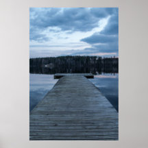 Quai en bois de voyage, lac bleu et forêt