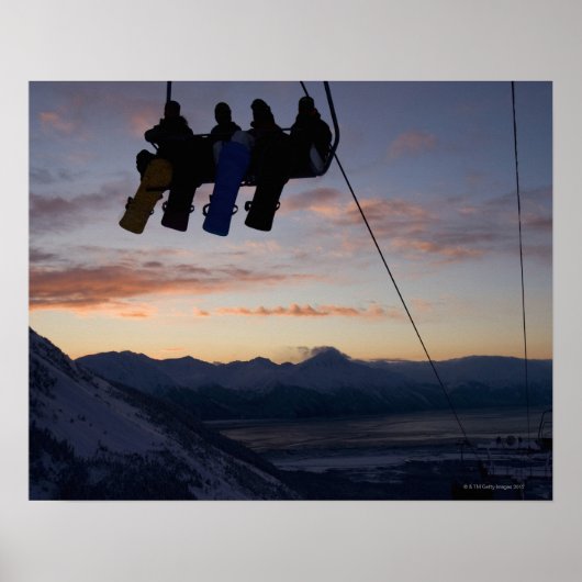 Poster Quatre snowboarders sont en silhouette sur un remo (Devant)