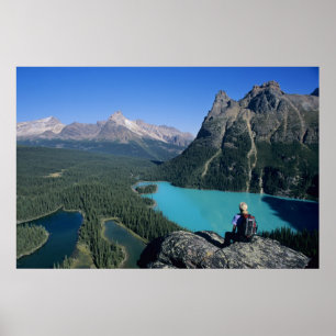 Poster Randonneur surplombant le lac de couleur turquoise