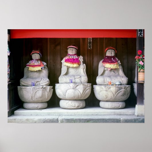 Poster Rangée de statues de moines Jizo avec bib et casqu (Devant)