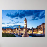 Rangée de statues illuminées à Padova