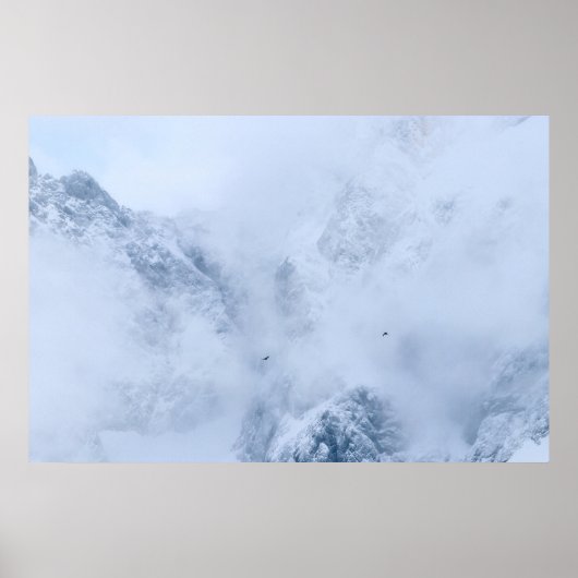 Poster Ravens, montagnes enneigées et nuages (Devant)
