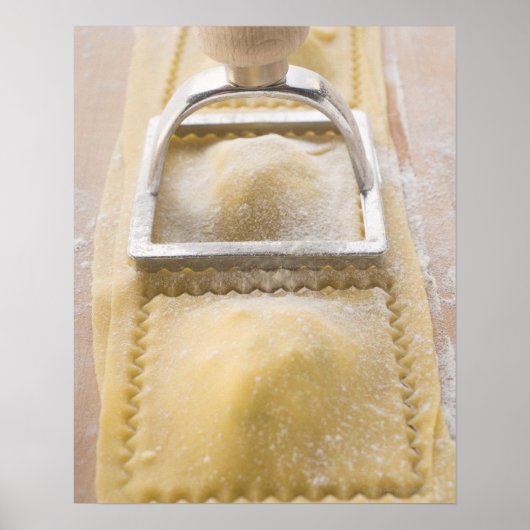 Poster Ravioli avec découpe de pâte, gros plan (Devant)