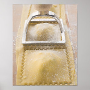 Poster Ravioli avec le coupeur de pâtisserie, fin