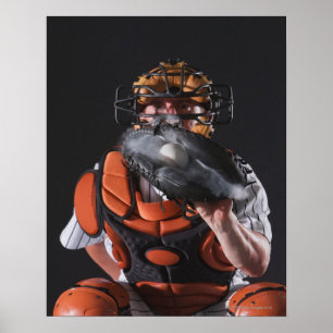 Poster Receveur de base-ball tenant la boule dans le gant