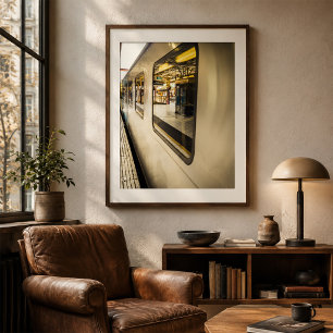 Poster Reflets de train urbain sur une plateforme de vill