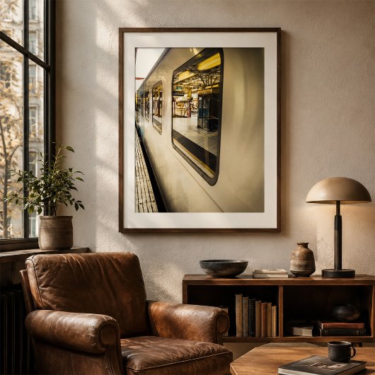 Poster Reflets de train urbain sur une plateforme de vill