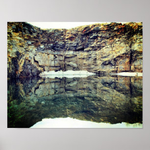 Poster Réflexions De Granite Rock Cliff Dans Pond