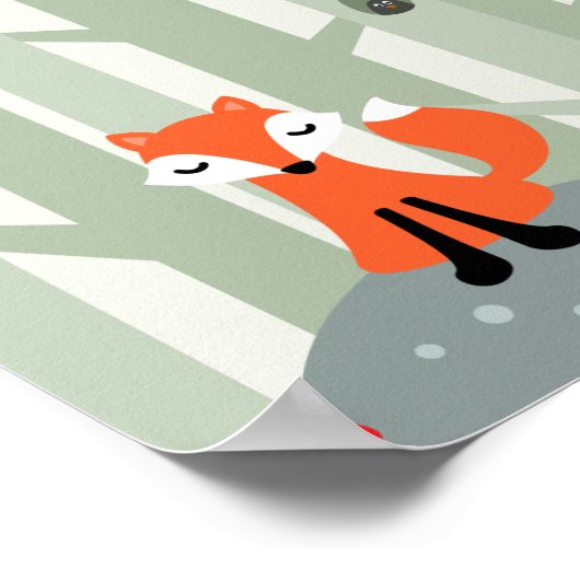 Poster Renard mignon assis sur un rocher dans la forêt (Coin)