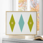 Poster Retro Aqua Blue Green Yellow Stars Diamants<br><div class="desc">Cette affiche moderne du milieu du siècle présente 3 grands diamants avec 2 étoiles au centre,  dans un mélange de couleurs bleu aqua,  vert avocat et jaune. Cela ferait un ajout amusant à vos murs !</div>