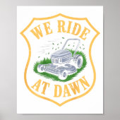 Poster Riding Lawn Mower We Ride At Dawn Funny Lawn Mowin (Devant)