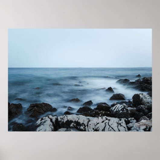 Poster Rivage rocheux avec eau brumeuse (Devant)