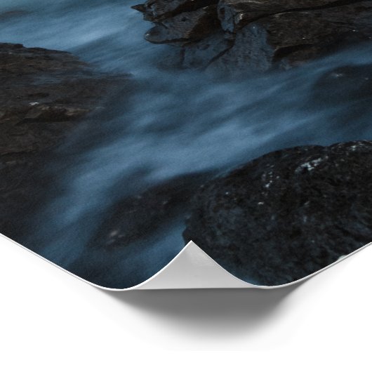 Poster Rive rocheuse à l'eau brumeuse (Coin)