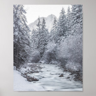 Poster Rivière coulant à travers la forêt hivernale Mojst