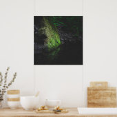 Poster Roche mousse verte avec réflexion dans l'eau (Cuisine)