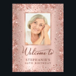 Poster Rose Gold Parties scintillant Chic 90th Birthday P<br><div class="desc">Elégante rose d'or étincelante parties scintillant métallique et personnalisée Photo Poster d'Affiche de bienvenue 90th Birthday. Cette Fille Adulte feminine NINETY (NINETIETH) OU N'IMPORTE QUEL ÂGE signe de fête d'anniversaire avec un script de calligraphie écrit à la main élégant, rose rousse ou rose faux feuille métallique brossé arrière - plan...</div>