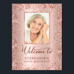 Poster Rose Gold Parties scintillant Chic 90th Birthday P<br><div class="desc">Elégante rose d'or étincelante parties scintillant métallique et personnalisée Photo Poster d'Affiche de bienvenue 90th Birthday. Cette Fille Adulte feminine NINETY (NINETIETH) OU N'IMPORTE QUEL ÂGE signe de fête d'anniversaire avec un script de calligraphie écrit à la main élégant, rose rousse ou rose faux feuille métallique brossé arrière - plan...</div>