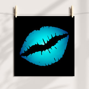Poster Rouge à lèvres ombré bleu aqua Kiss sur fond noir