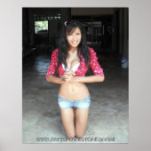 Poster rouge, jeans courts (Devant)