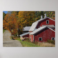 Route à côté d'une grange/classique ferme rurale e