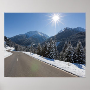 Poster Route vide idyllique à travers un paysage hivernal