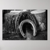 Poster Rustic Horseshoes on Wooden Logs Black and White (Devant)