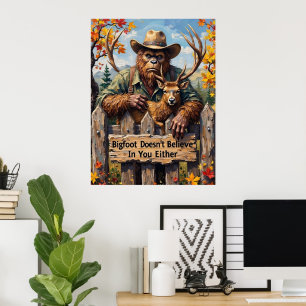 Poster Sagesse des bois : Bigfoot, Elk, et la clôture
