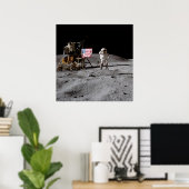 Poster Saluant Le Drapeau Américain Sur La Lune (Bureau à domicile)