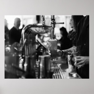 Poster Scène de bar noir et blanc poursuivant de la bière