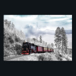 Poster Scène de Noël d'hiver du train vintage<br><div class="desc">Une affiche avec une photo d'un paysage hivernal enneigé avec des pins enneigés. Un train à l'ancienne,  rouge,  or et noir,  traversant le désert. Jure les pensées de rentrer à la maison pour Noël.</div>