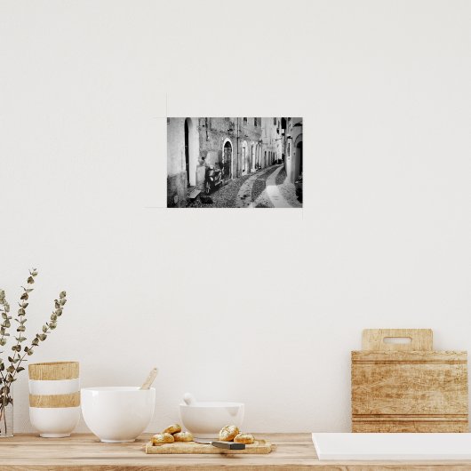 Poster Scooter dans une rue en Italie en noir et blanc (Cuisine)