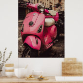 Poster scooter rose garé dans la rue (Cuisine)