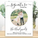 Poster Signature Cocktail Personnalisé Photo Mariage Bar<br><div class="desc">Boissons Signature ! Calligraphie simple mais élégante, cette enseigne signature bar à boisson comprend un cocktail "les Newlyweds", personnalisé avec votre boisson de choix. Customisez ce panneau de mariage élégant avec votre photo de fiançailles préférée ou une photo de couple, nom et signature boisson! Vous pouvez également customiser les photos...</div>
