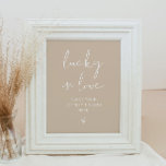 Poster SIGNE INDIE Bohème Terre Toned Lucky in Love<br><div class="desc">Ce panneau porte-bonheur en amour présente une police manuscrite pointue et un design minimaliste moderne avec un mélange de beige et de blanc de terre boho. Modifiez facilement les couleurs et éditez *le plus* libellé pour répondre aux besoins de votre occasion. Cette enseigne est parfaite pour votre mariage moderne, minimaliste...</div>
