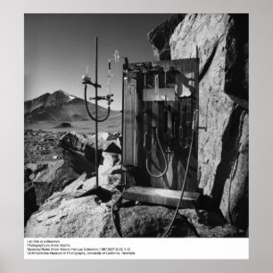 Poster Site d'un laboratoire sur une montagne par Ansel A