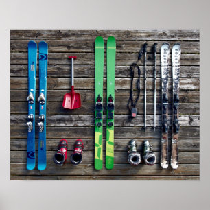 Poster Skis, bottes, équipement de ski suspendus au mur