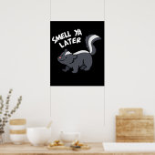 Poster Smell Ya Plus Tard Funny Skunk Pun Dark BG (Cuisine)