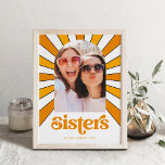 Poster Soeurs | Boho Retro Sun et photo<br><div class="desc">Cette affiche branchée et boho présente un texte rétro orange qui dit "soeurs" et un graphique de style vintage des rayons du soleil derrière votre photo,  dans les tons orange et jaune sur un arrière - plan blanc.</div>