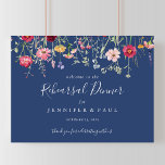Poster Soirée de répétition Fleur sauvage Boho Bienvenue<br><div class="desc">Ce signe d'accueil de la répétition fleur sauvage boho est parfait pour une répétition mariage moderne. Le design se compose d'un assortiment multicolore de fleurs sauvages roses,  rousses,  violettes,  jaunes,  blanches,  violettes,  rouges,  bordeaux.</div>