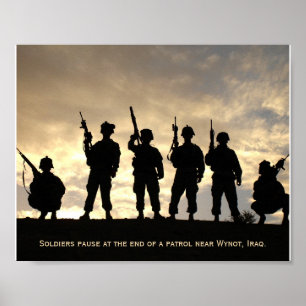 Poster Soldats en silhouette de patrouille contre le ciel