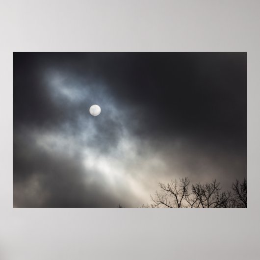 Poster Soleil obscurci sur un matin nuageux (Devant)