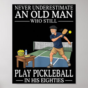 Poster Sous-estimer vieil homme joue pickleball années qu