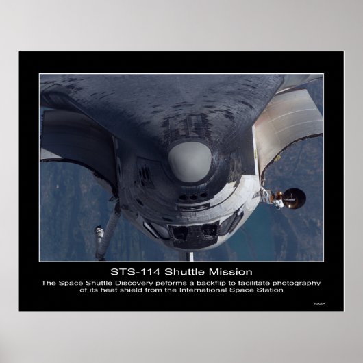 Poster Space Shuttle Discovery effectue un retournement (Devant)